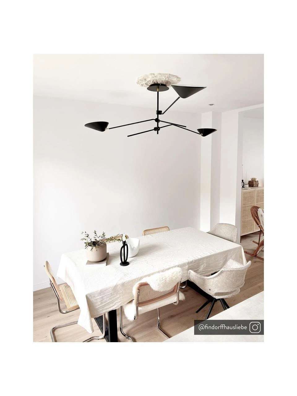 Westwing Collection Große Deckenleuchte Neron mit Gold-Dekor in Schwarz, B 173 x H 52 cm 4 Westwing Collection Große Deckenleuchte Neron mit Gold-Dekor in Schwarz, B 173 x H 52 cm – Bild 2