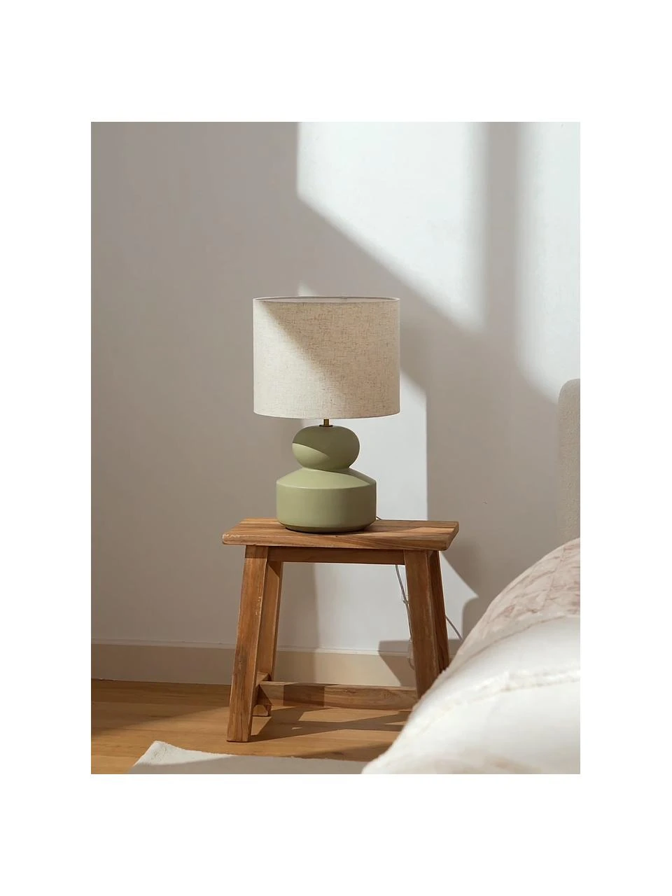 Westwing Collection Große Keramik-Tischlampe Georgina in Grün, Ø 33 x H 52 cm 4 Westwing Collection Große Keramik-Tischlampe Georgina in Grün, Ø 33 x H 52 cm – Bild 2