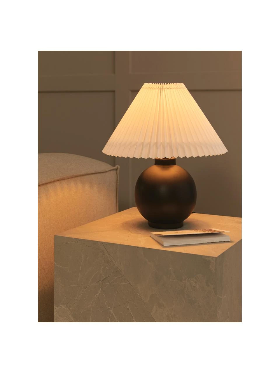 Westwing Collection Keramik-Tischlampe Vivid mit Plissee-Schirm, Ø 36 x H 40 cm 8 Westwing Collection Keramik-Tischlampe Vivid mit Plissee-Schirm, Ø 36 x H 40 cm – Bild 6