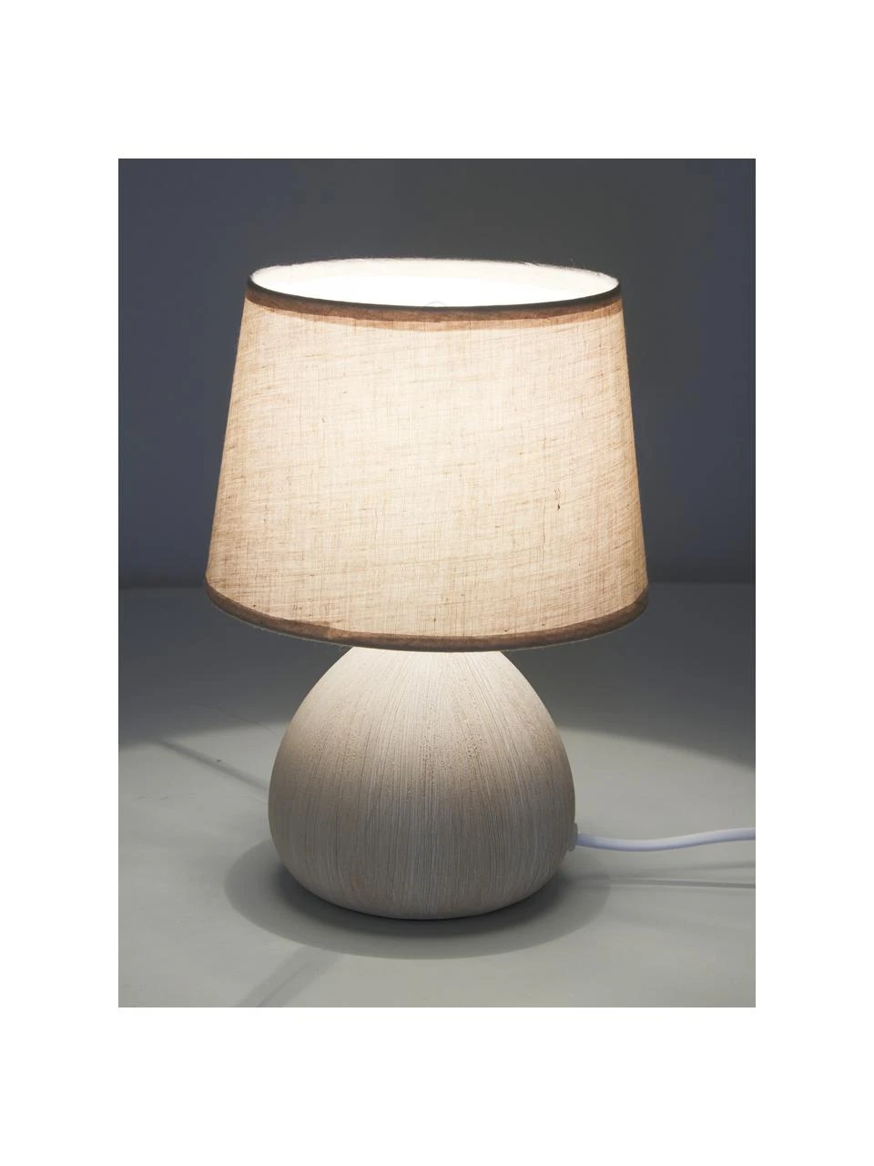 Lucide Kleine Keramik-Tischlampe Ramzi in Beige, Ø 18 x H 26 cm 7 Lucide Kleine Keramik-Tischlampe Ramzi in Beige, Ø 18 x H 26 cm – Bild 5